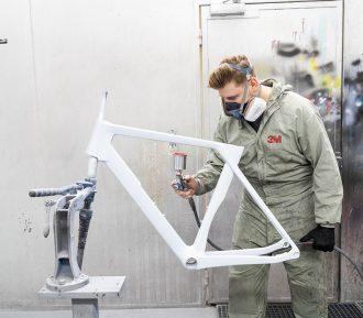 carbon-fietsframe-wit-spuiten
